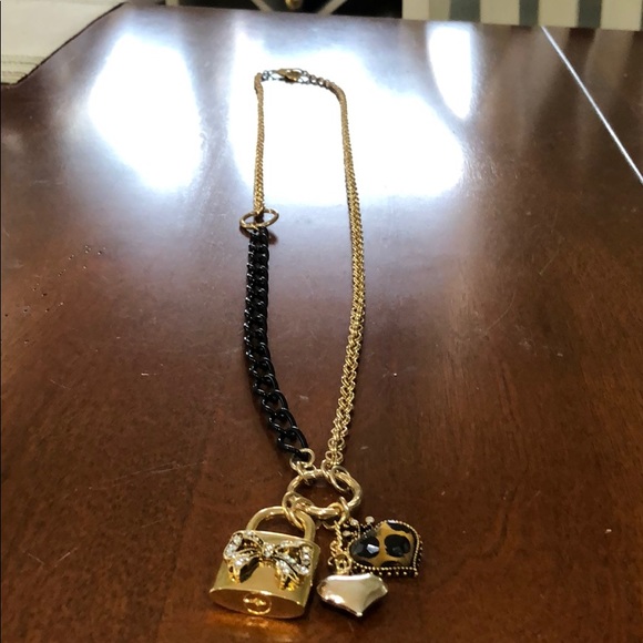 Betsey Johnson necklace - Picture 2 of 4